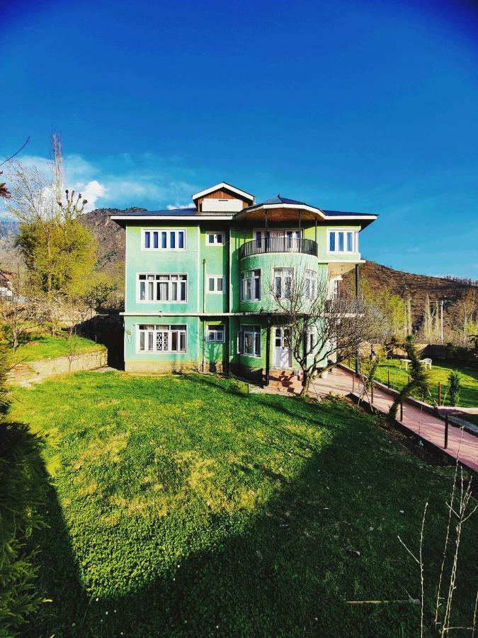 Calm Holiday Inn Srīnagar Exterior foto